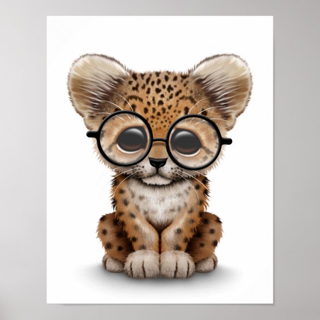 Niedliches Baby Leopard Cub mit Brille auf Weiß Poster (Vorne)