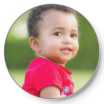 Niedliches Baby mit Rotem Shirt Außenfotografie