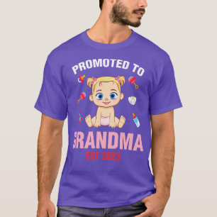 Niedliches Baby nach Oma Est 2023 Geburtstag beför T-Shirt