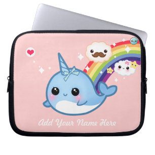 Niedliches Baby narwhal mit Regenbogen und Wolken Laptopschutzhülle