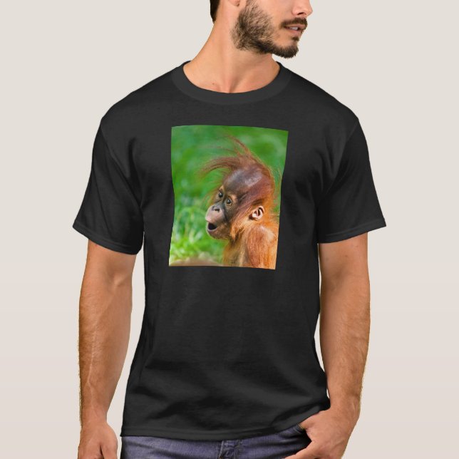 Niedliches Baby-Orang-Utan sieht auf Wunder aus T-Shirt (Vorderseite)