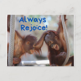 Niedliches Baby Orangutan freut sich immer Postkarte