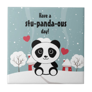 Niedliches Baby Panda im Winterschnee grau Fliese