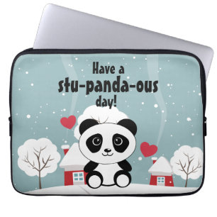Niedliches Baby Panda im Winterschnee grau Laptopschutzhülle