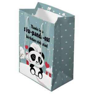 Niedliches Baby Panda im Winterschnee grau Mittlere Geschenktüte
