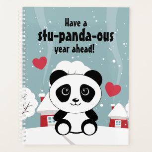 Niedliches Baby Panda im Winterschnee grau Planer