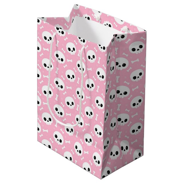 Niedliches Baby Pink Skull & Bones Halloween Muste Mittlere Geschenktüte (Vorderseite Schrägansicht)