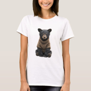 Niedliches Baby Schwarzbär in gemütlichem braunem T-Shirt