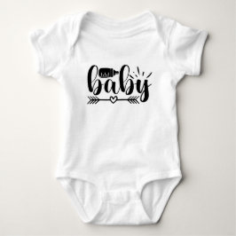 Niedliches Baby Typografisches Herz-Arrow-Flaschen Strampler