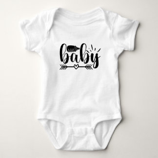 Niedliches Baby Typografisches Herz-Arrow-Flaschen Strampler