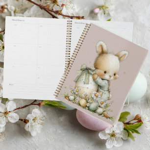 Niedliches Babykaninchen in Schlafanzug mit einem  Planer