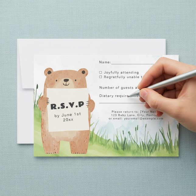 Niedliches Bärenhalterzeichen RSVP-Kartengrashinte RSVP Karte (Cute bear holding sign RSVP card grass background.)