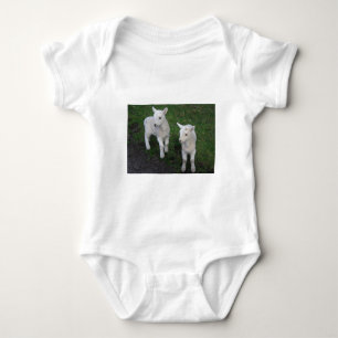 Niedliches Bauernhof-Ranch-Baby paart Schaf-Lamm Baby Strampler