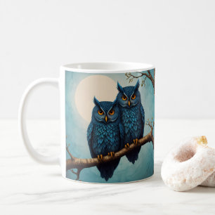 Niedliches blaues Paar von Eulen auf einem Zweig Kaffeetasse