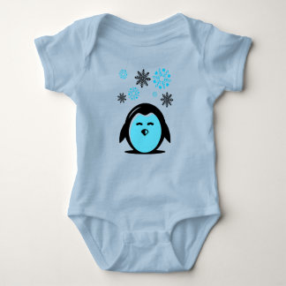 Niedliches blaues Pinguin und Schneeflocken Winter Baby Strampler