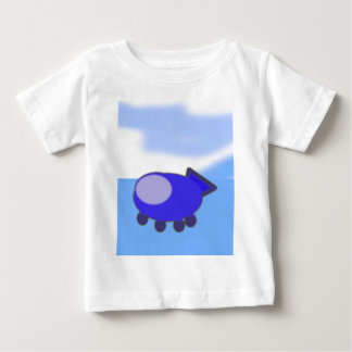 Niedliches blaues Raumschiff auf den blauen Wolken Baby T-shirt