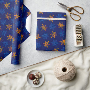 Niedliches blaues Weihnachtsschneeflockenpapier Geschenkpapier