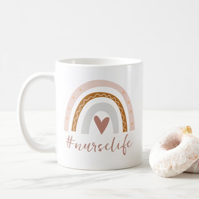 Niedliches blütengraues Herzrasen Kaffeetasse (Mit Donut)