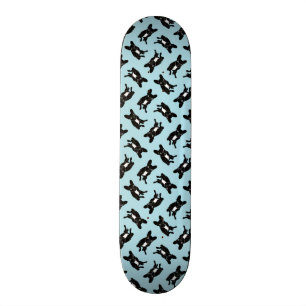 Niedliches brindle Frenchie in der schwarzen u. Skateboard