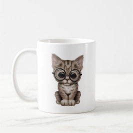 Niedliches Browntabby-Kätzchen mit Augen-Gläsern Kaffeetasse