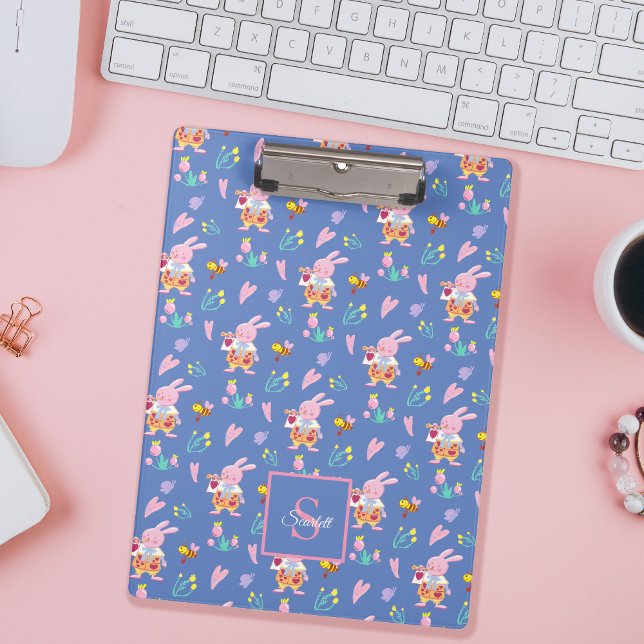 Niedliches Bunny & Bee Garden Muster Blue Monogram Klemmbrett (Von Creator hochgeladen)