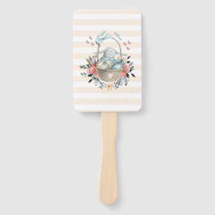 Niedliches Bunny in einem Korb mit Eiern und Hübsc Fächer