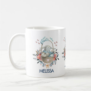 Niedliches Bunny in einem Korb mit Eiern und Hübsc Kaffeetasse