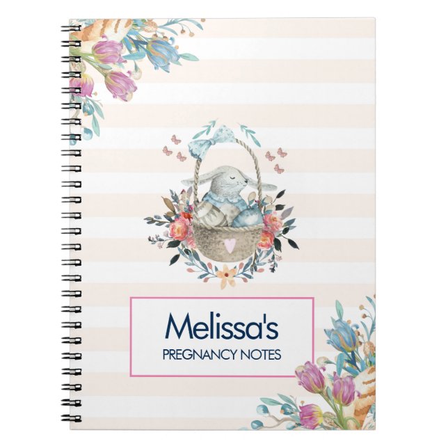 Niedliches Bunny in einem Korb mit Eiern und Hübsc Notizblock (Vorderseite)