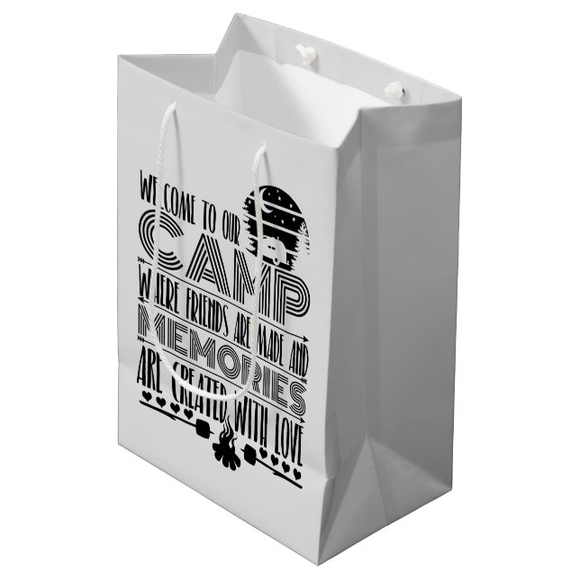 niedliches Camping Party  Mittlere Geschenktüte (Vorderseite Schrägansicht)