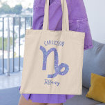 Niedliches Capricorn Astrologie Signieren Lila Per Tragetasche<br><div class="desc">Diese hübsche lila und Lavendel Kapricorn Tote Tasche zeigt Ihr astrologisches Zeichen aus dem Zodiac in einem schönen Funkeln wie die Sternbilder. Passen Sie dieses niedliche Geschenk mit Ihrem Namen in einem wunderschönen kursiven Skript für jemanden mit einem Ende Dezember oder Anfang Januar Geburtstag.</div>