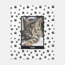 Niedliches Cat Foto Name Black Paw Prints Muster Fleecedecke
