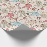 Niedliches Cream Baby's First Christmas Personalis Geschenkpapier<br><div class="desc">Dieses niedliche personalisierte Verpackungspapier für das Erste Weihnachtsfest des Babys zeichnet sich durch ein handgezeichnet Muster aus Babykarosserietücher, bezaubernden Winterfüßern (Pinguin, Rentier, Teddybär), Bikes, Flaschen, Schnuller und Weihnachtsgeschenke aus, die alle auf einem weichen cremefarbenen Hintergrund mit verstreuten niedlichen kleinen Sternen stehen. Personalisieren Sie sich mit Baby's Name, um dieses Packpapier...</div>