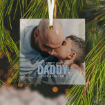 Niedliches Custom Foto Keepake DADDY Geschenk Weih Ornament Aus Glas<br><div class="desc">Modernes Weihnachtsgeschmuck nach Maß mit dem Text "Es gibt niemanden, der DADDY ganz ähnlich ist" mit einer Kombination aus Schrift und Sans Typografie und einem niedlichen kleinen Herz. Personalisieren Sie mit dem Namen, von dem es stammt. Dieses Ornament würde für (Großmutter, Mutter, Vater, Schwester usw.) arbeiten. Ein wertvolles Geschenk für...</div>