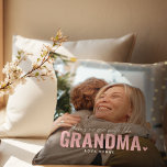 Niedliches Custom Foto Keepake GRANDMA Geschenk Kissen<br><div class="desc">Modernes Custom Foto Kissen mit dem Text "Es gibt niemanden, der GRANDMA ganz ähnlich ist" mit einer Kombination aus Schrift und Sans Typografie und einem niedlichen kleinen Herz. Personalisieren Sie mit dem Namen, von dem es stammt. Dieses Kissen würde für (Großvater, Mutter, Vater, Schwester etc.) arbeiten. Ein wertvolles Geschenk für...</div>