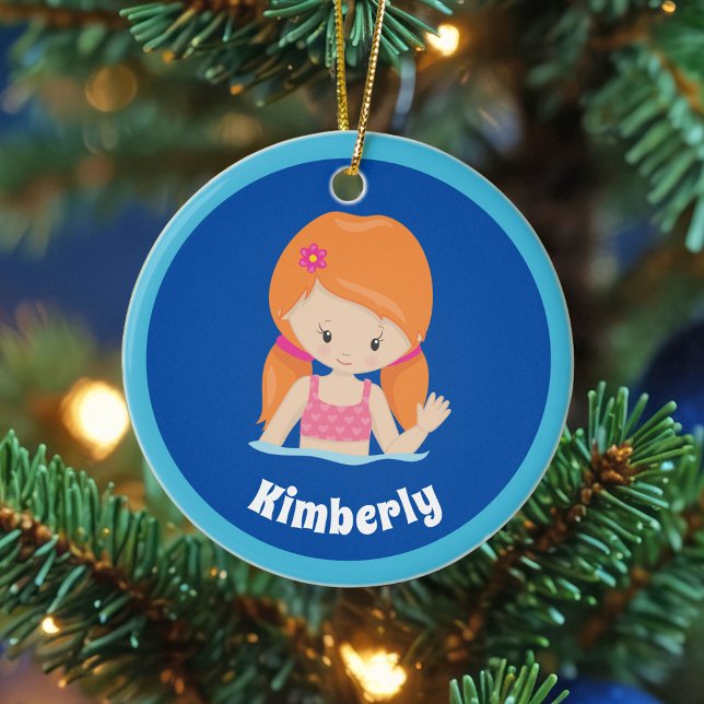 Niedliches Custom Swim Team Redhead Girl Weihnacht Keramik Ornament (Von Creator hochgeladen)