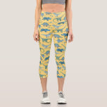Niedliches Dinosaurier-Muster auf Gelb Capri Leggings<br><div class="desc">Viele blaue Dinosaurier, Tyrannosaurus rex, Spinosaurus, Stegosaurus, Diplodocus und Triceratops auf einem gelben Hintergrund.</div>