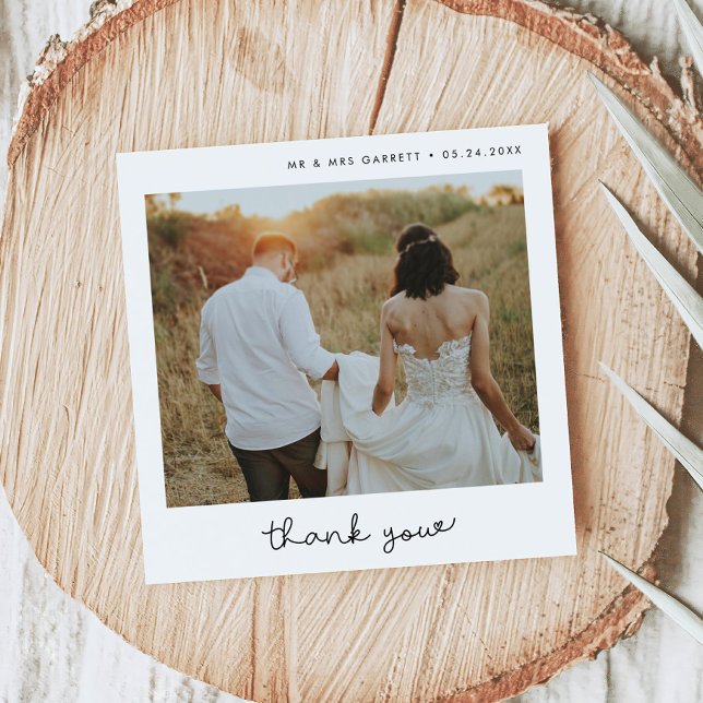 Niedliches Drehbuch Hochzeitsplatz Danke Karte (square wedding thank you photo card)