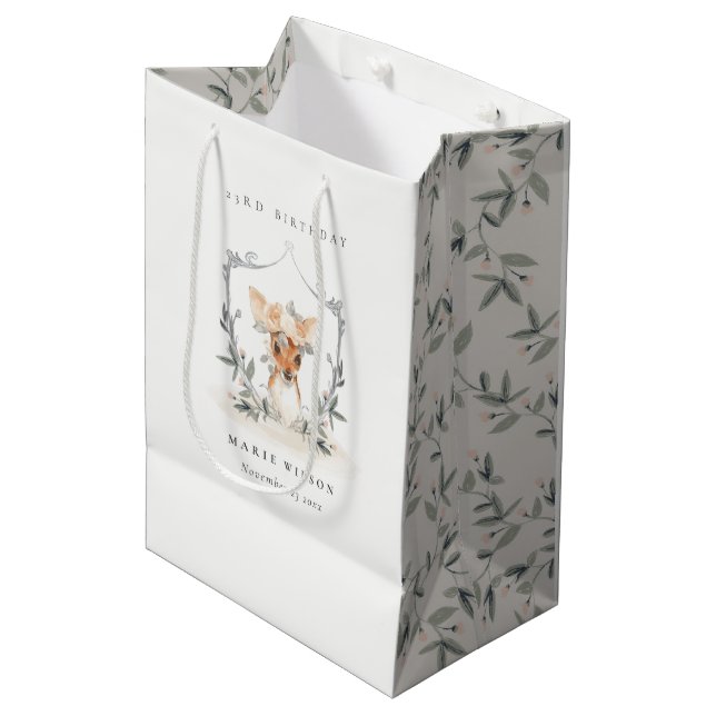 Niedliches Dusky Deer Floral Wappen jeden Geburtst Mittlere Geschenktüte (Vorderseite Schrägansicht)