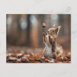 Niedliches Eichhörnchen, das eine Eichel fängt Postkarte