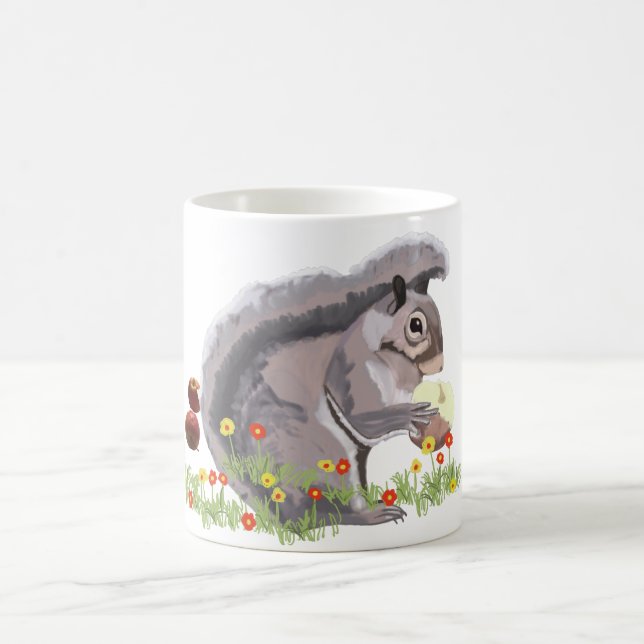 Niedliches Eichhörnchen, das einen Apfel isst Kaffeetasse (Mittel)