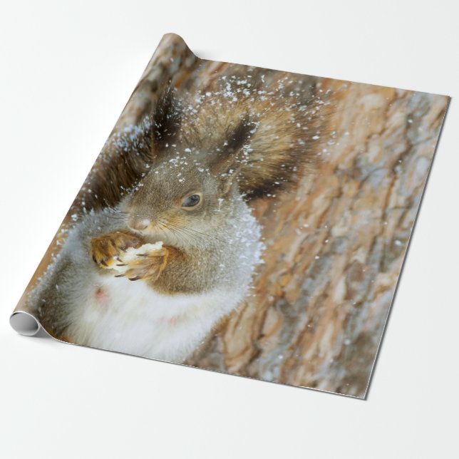 Niedliches Eichhörnchen in der Winterlandschaft Geschenkpapier (Ungerollt)