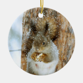Niedliches Eichhörnchen in der Winterlandschaft Keramik Ornament