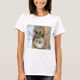 Niedliches Eichhörnchen in der Winterlandschaft T-Shirt