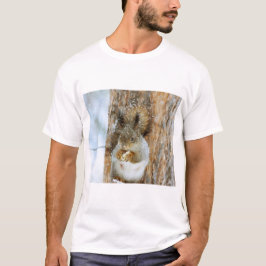 Niedliches Eichhörnchen in der Winterlandschaft T-Shirt