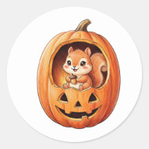 Niedliches Eichhörnchen in einem Halloween-Kürbis