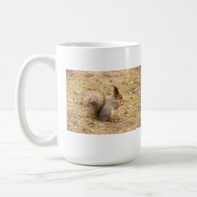 Niedliches Eichhörnchen isst ein Nussbaum-Foto Kaffeetasse (Links)