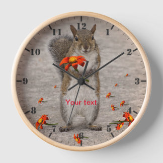 Niedliches Eichhörnchen mit Blume personalisieren Uhr