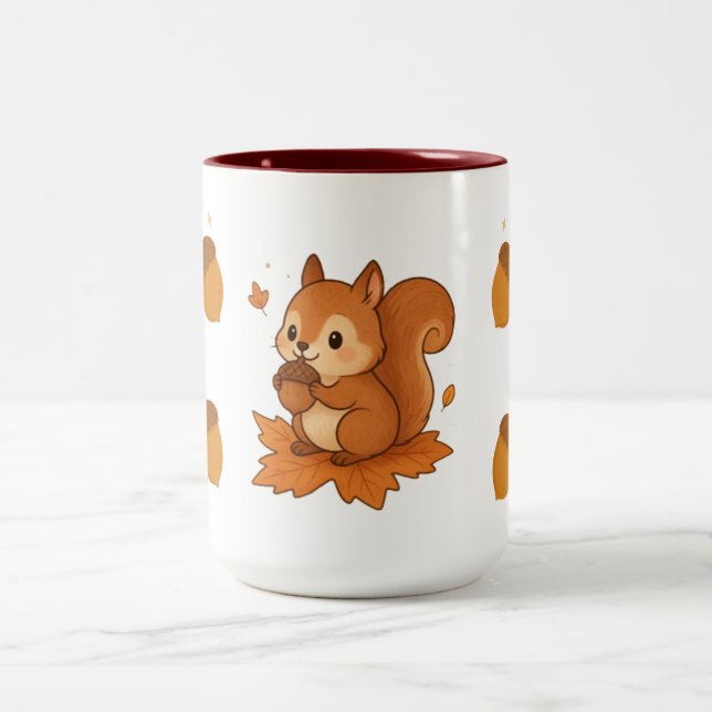 Niedliches Eichhörnchen mit Herbstblättern Zweifarbige Tasse (Mittel)