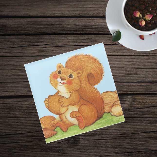 Niedliches Eichhörnchen Rosy Cheeks essen Acornnut Glasuntersetzer (Cute red squirrel fluffy tail holding nuts acorns in grass under blue sky on glass drink coaster.)