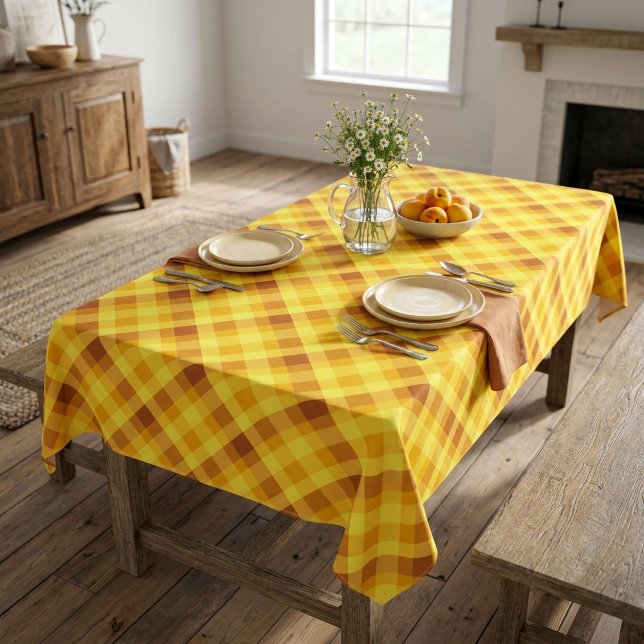 Niedliches Eigelb Gelb Kariert große Tablette Tischdecke (Cute Egg Yolk Yellow Plaid Large Tablecloth covering a table in a farmhouse style dining room.)